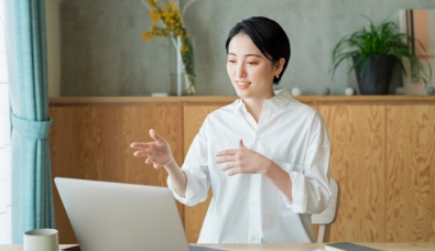 スピーカートレーニングを受けている女性